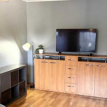 Quiet And Comfortable With Parking For A For Two, One Or A Couple Guests With A Child Apartament