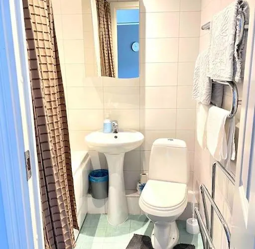 شقة Quiet And Comfortable With Parking For A For Two, One Or A Couple Guests With A Child *